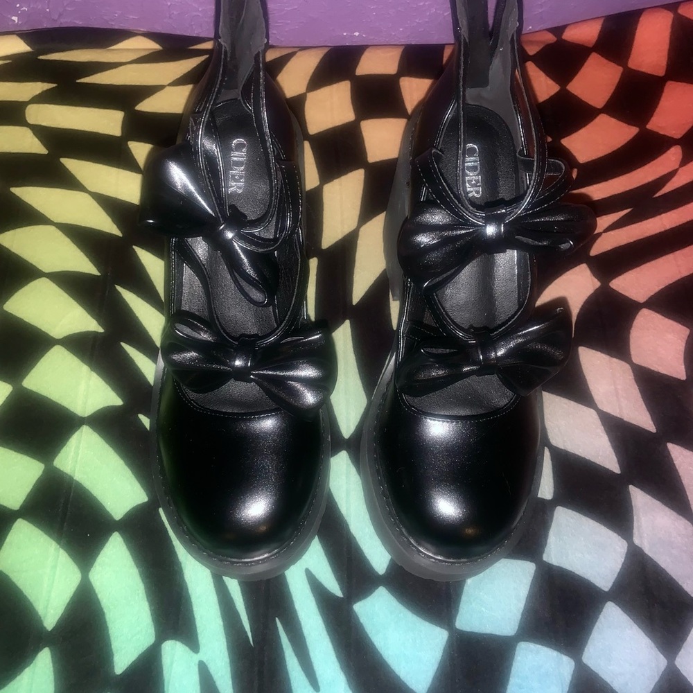 Bow Heels - Picture 3 of 6